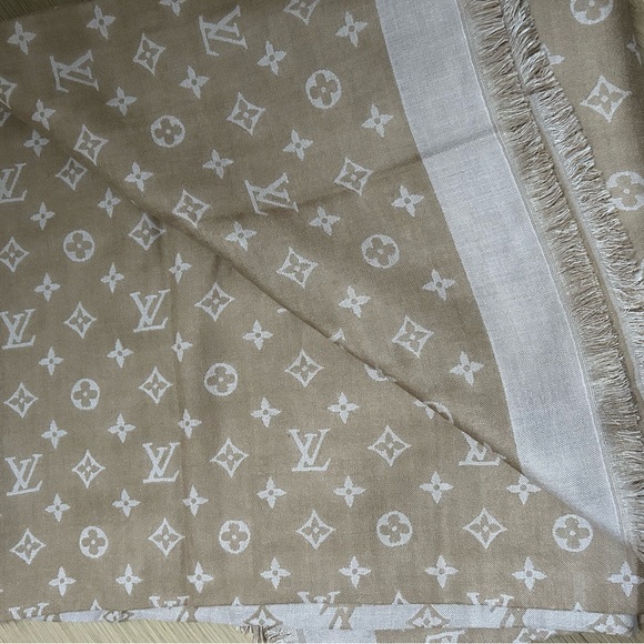 Louis Vuitton Monogram Shawl - Picture 2 of 4